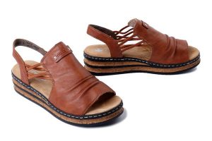 RIEKER 62962-22 brown, sandały damskie. Brązowe sandały Rieker, bez wzorów, bez obcasa, na koturnie, bez zapięcia. Za 299,90 zł.