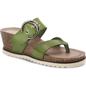 Zielone Klapki Yokono Wygodne Buty Na Koturnie. Zielone klapki Yokono, bez wzorów, ze skóry, bez obcasa, na koturnie. Za 209,00 zł.