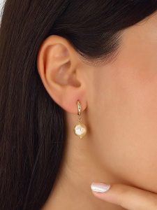 Nakkash Pozłacane kolczyki z perłami syntetycznymi rozmiar: onesize. Żółte kolczyki Nakkash, z perłą, pozłacane. Za 30,99 zł.