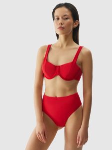4F Góra od bikini damska - czerwona S. Czerwone bikini 4f, bez wzorów, z dzianiny. W wyprzedaży za 39,99 zł.