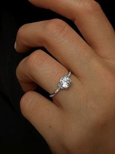 OR Carats Złoty pierścionek z diamentem i kamieniem szlachetnym rozmiar: 50. Szare pierścionki OR Carats, z diamentem, złote. Za 1 022,99 zł.