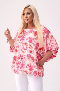 Kimonowa bluzka Gabi w kwiaty w odcieniach różu PLUS SIZE XXL. Czerwone bluzki Moda Size Plus Iwanek, plus size, bez wzorów, z elastanu, eleganckie, z asymetrycznym kołnierzem, plus size, bez ramiączek. Za 199,90 zł.