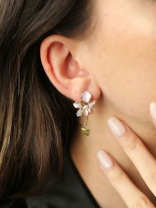 L'Atelier de Gaia Pozłacane kolczyki-wkrętki z perłami i cyrkoniami rozmiar: onesize. Białe kolczyki L'Atelier de Gaia, z cyrkonią, pozłacane. Za 60,99 zł.