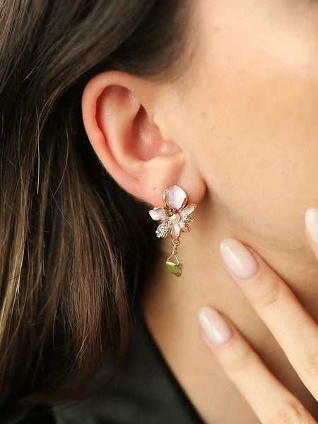 L'Atelier de Gaia Pozłacane kolczyki-wkrętki z perłami i cyrkoniami rozmiar: onesize. Białe kolczyki L'Atelier de Gaia, z cyrkonią, pozłacane. Za 91,56 zł.