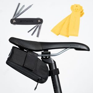 Zestaw z torbą rowerową pod siodło Btwin Easy M 0,6 l + Multitool + 3 łyżki do opon. Czarne torebki klasyczne ROCKRIDER, bez wzorów, bez dodatków. Za 69,99 zł.