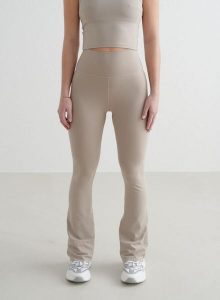 Damskie legginsy rozszerzane wysoki stan squat proof dla niskich Sense brązowe. Brązowe legginsy AIM'N, bez wzorów, z elastanu, z podwyższonym stanem, krótkie. Za 339,00 zł.