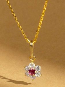 OR ÉCLAT Złota zawieszka "Le Messager rouge" z cyrkoniami rozmiar: onesize. Czerwone zawieszki OR ÉCLAT, z cyrkonią, złote. Za 217,99 zł.