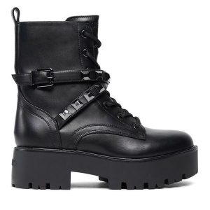 Trapery Guess. Czarne buty zimowe Guess, bez obcasa, bez zapięcia. Za 749,99 zł.