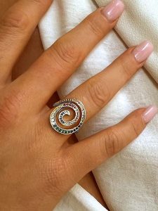 DI GIORGIO Srebrny pierścionek z cyrkoniami rozmiar: 60. Szare pierścionki DI GIORGIO, z cyrkonią, srebrne. Za 174,02 zł.