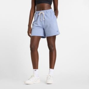 Spodenki damskie New Balance WS41508DUS – niebieskie. Niebieskie szorty New Balance, bez wzorów, z bawełny, klasyczne, z podwyższonym stanem. Za 199,99 zł.