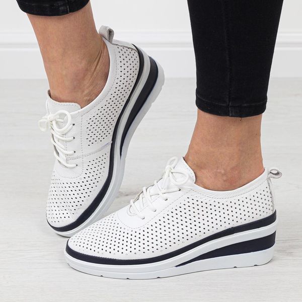 Białe NV skórzane ażurowe półbuty damskie na koturnie T.Sokolski 150. Białe półbuty Sokolski, w ażurowe wzory, ze skóry, bez obcasa, na koturnie, bez zapięcia. Za 299,00 zł.