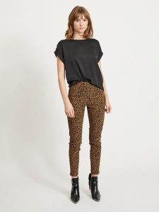 Vila Koszulka "Viellette" w kolorze czarnym rozmiar: 36. Czarne bluzki Vila, bez wzorów, z satyny, bez kołnierzyka, bez ramiączek. Za 55,95 zł.