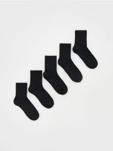 Bawełniane skarpetki 5 pack - czarny. Czarne skarpetki Reserved, bez wzorów, z bawełny. Za 49,99 zł.