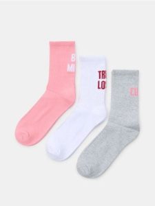 Prążkowane skarpetki z motywem walentynkowym 3 pack - biały. Białe skarpetki Sinsay, bez wzorów, prążkowane. Za 15,99 zł.