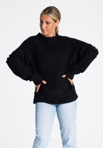 Czarny Krótki Sweter z Pomponikami. Czarne swetry klasyczne Figl, uniwersalny, z materiału, bez kołnierzyka. Za 232,90 zł.