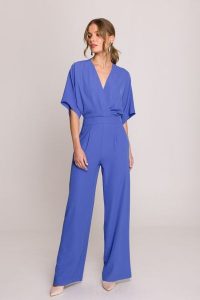 Elegancki kombinezon damski z kopertowym dekoltem niebieski. Niebieskie kombinezony Stylove, l, bez wzorów, z tkaniny, eleganckie, bez kołnierzyka, bez ramiączek, krótkie. Za 489,00 zł.