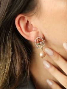 L'Atelier de Gaia Pozłacane kolczyki-wkrętki z cyrkoniami i perłami rozmiar: onesize. Różowe kolczyki L'Atelier de Gaia, z cyrkonią, pozłacane. Za 78,99 zł.