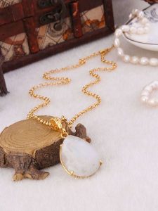 Pierres delicates Naszyjnik z zawieszką - dł. 50 cm rozmiar: onesize. Białe naszyjniki Pierres delicates, z kamieniem księżycowym, z mosiądzu. Za 69,91 zł.