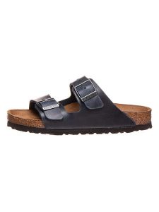Birkenstock Skórzane klapki "Arizona" w kolorze granatowym rozmiar: 40. Niebieskie klapki Birkenstock, bez wzorów, z otwartym noskiem, bez obcasa. Za 430,46 zł.