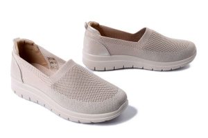 ARTIKER RELAKS 56C1216 beżowy, półbuty damskie. Brązowe półbuty Artiker Relaks, bez wzorów, bez obcasa, bez zapięcia. Za 119,90 zł.