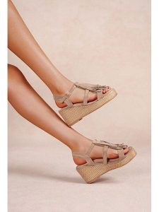 Foreverfolie Sandały w kolorze khaki na koturnie rozmiar: 36. Brązowe sandały Foreverfolie, bez wzorów, z otwartym noskiem, bez obcasa, na koturnie, bez zapięcia. Za 124,95 zł.