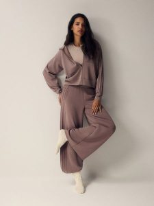 4F Bluza dresowa regular z modalem damska - brązowa S. Brązowe bluzy 4f, s, bez wzorów, z dresówki, z kapturem. Za 199,99 zł.