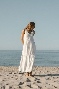SUKIENKA ALISSA BIAŁA XS - Flawless. Białe sukienki Flawless, na co dzień, na lato, s, bez wzorów, wakacyjne, bez kołnierzyka, bez ramiączek, midi, proste. Za 316,80 zł.