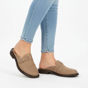 Klapki damskie Armodo, skórzane typu mule z zabudowanym noskiem i ozdobnym paskiem z klamrą osadzone na niskim obcasie, beżowe, 1720. Brązowe klapki Armodo, bez wzorów, z jeansu, bez obcasa, na obcasie. Za 323,90 zł.