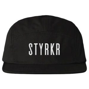 Czapka biegowa 5-panelowa Styrkr. Czarne czapki STYRKR, bez wzorów, z materiału, sportowe. Za 141,50 zł.