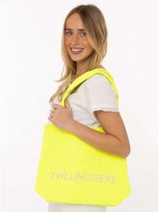 Zwillingsherz Shopper bag "Zwillingsherz" w kolorze jaskrawożółtym - 40 x 30 cm rozmiar: onesize. Żółte shopper bag Zwillingsherz, bez wzorów, z materiału, na ramię, bez dodatków. Za 109,26 zł.