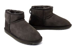 EMU AUSTRALIA W10937 Stinger Micro dark olive, botki damskie. Zielone botki EMU Australia, bez wzorów, ze skóry, bez obcasa, bez zapięcia. Za 535,91 zł.