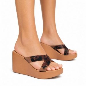 Klapki damskie Ipanema 83520 HIGH FASHION SLIDE FEM. Brązowe klapki Ipanema, bez wzorów, z jeansu, bez obcasa, na platformie. Za 109,00 zł.