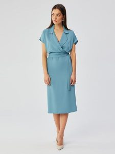 Stylove Sukienka w kolorze błękitnym rozmiar: M. Niebieskie sukienki Stylove, na co dzień, m, bez wzorów, bez kołnierzyka, bez ramiączek, midi, proste. Za 224,99 zł.
