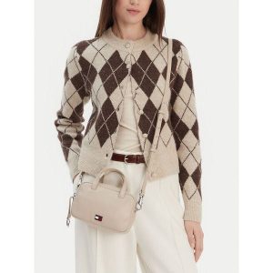 Torebka Tommy Jeans. Białe torebki klasyczne Tommy Jeans, bez wzorów, z jeansu, bez dodatków. Za 315,99 zł.