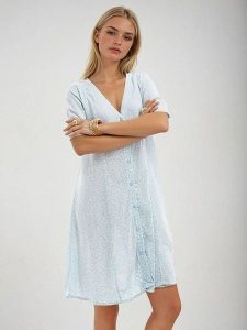 Monki Sukienka w kolorze błękitnym rozmiar: S. Niebieskie sukienki Monki, na co dzień, s, bez wzorów, z wiskozy, bez kołnierzyka, bez ramiączek, midi, proste. Za 43,88 zł.