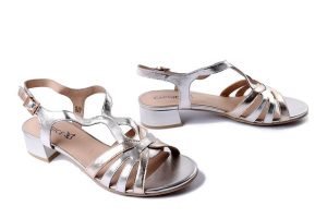 CAPRICE 9-28200-44 970 silver/gold, sandały damskie. Szare sandały Caprice, bez wzorów, z gumy, bez obcasa, na obcasie, bez zapięcia. Za 269,90 zł.