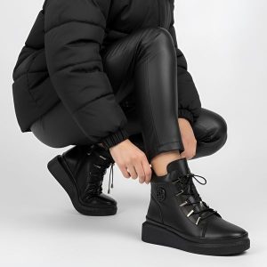 Botki damskie Filippo, skóra licowa z zapięciem na suwak i na stabilnym koturnie, czarne, DBT7416-25-BK. Czarne botki Filippo, bez wzorów, z jeansu, bez obcasa, na koturnie, bez zapięcia. Za 246,99 zł.