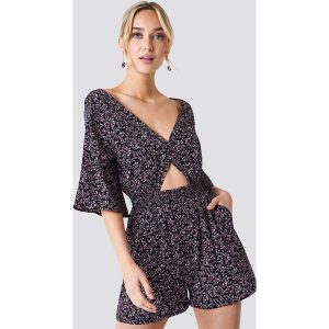 NA-KD Kombinezon z wycięciem - Black,Multicolor. Czarne kombinezony marki NA-KD, z dekoltem na plecach. W wyprzedaży za 99,37 zł.