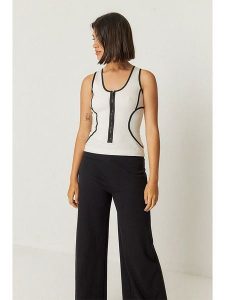 SKFK Top "Irane" w kolorze białym rozmiar: 38. Białe topy SKFK, bez wzorów, bez kołnierzyka, bez ramiączek. Za 187,99 zł.