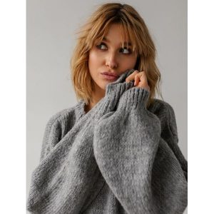Sweter oversize z bufiastym rękawem SZARY - RIVERO. Szare golfy Marsala, bez wzorów, z wełny. Za 249,90 zł.