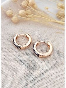 Atelier MIU Pozłacane kolczyki-kreole z cyrkoniami rozmiar: onesize. Niebieskie kolczyki Atelier MIU, z cyrkonią, pozłacane. Za 30,99 zł.