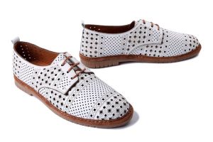 MANITU 840136-03 weiss, półbuty letnie damskie. Białe półbuty Manitu, na lato, w ażurowe wzory, ze skóry, bez obcasa, bez zapięcia. Za 255,92 zł.