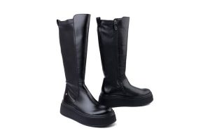 MACIEJKA 07111-01/00-8 czarny, kozaki damskie. Czarne kozaki Maciejka, bez wzorów, z polaru, bez obcasa, bez zapięcia. Za 582,81 zł.