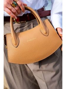 Victor & Hugo Paris Skórzana torebka "Versailles" w kolorze beżowym - 25,5 x 14,5 x 6,5 cm rozmiar: onesize. Brązowe torebki klasyczne Victor & Hugo Paris, bez wzorów, z materiału, przez ramię, bez dodatków. Za 361,99 zł.