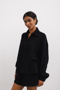 Koszula z plisowanej BAWEŁNY w kolorze TOTALLY BLACK - NELSON-S/M. Czarne koszule Marsala, m, bez wzorów, z bawełny, bez kołnierzyka, bez ramiączek. Za 359,90 zł.