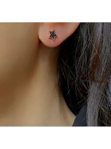 Les Petites Précieuses Pozłacane kolczyki-wkrętki z cyrkoniami rozmiar: onesize. Czerwone kolczyki Les Petites Précieuses, z cyrkonią, pozłacane. Za 69,95 zł.