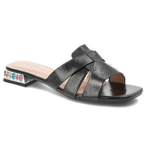 Czarne Klapki Givana Eleganckie Obuwie Damskie. Czarne klapki Givana, bez wzorów, ze skóry ekologicznej, bez obcasa, na obcasie. Za 149,00 zł.
