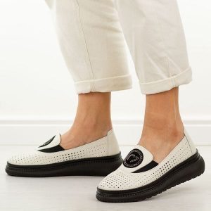 Białe skórzane ażurowe półbuty damskie Vinceza 95388. Białe półbuty VINCEZA, na lato, z aplikacjami, z jeansu, z okrągłym noskiem, bez obcasa, bez zapięcia. W wyprzedaży za 197,10 zł.