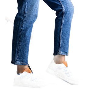Szare sneakersy niebieskie sznurówki Aucoin białe. Białe trampki z aplikacjami, ze skóry ekologicznej, bez zapięcia. Za 77,69 zł.