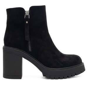 Botki Clara Barson. Czarne botki Clara Barson, bez wzorów, bez obcasa, na słupku, bez zapięcia. Za 104,99 zł.